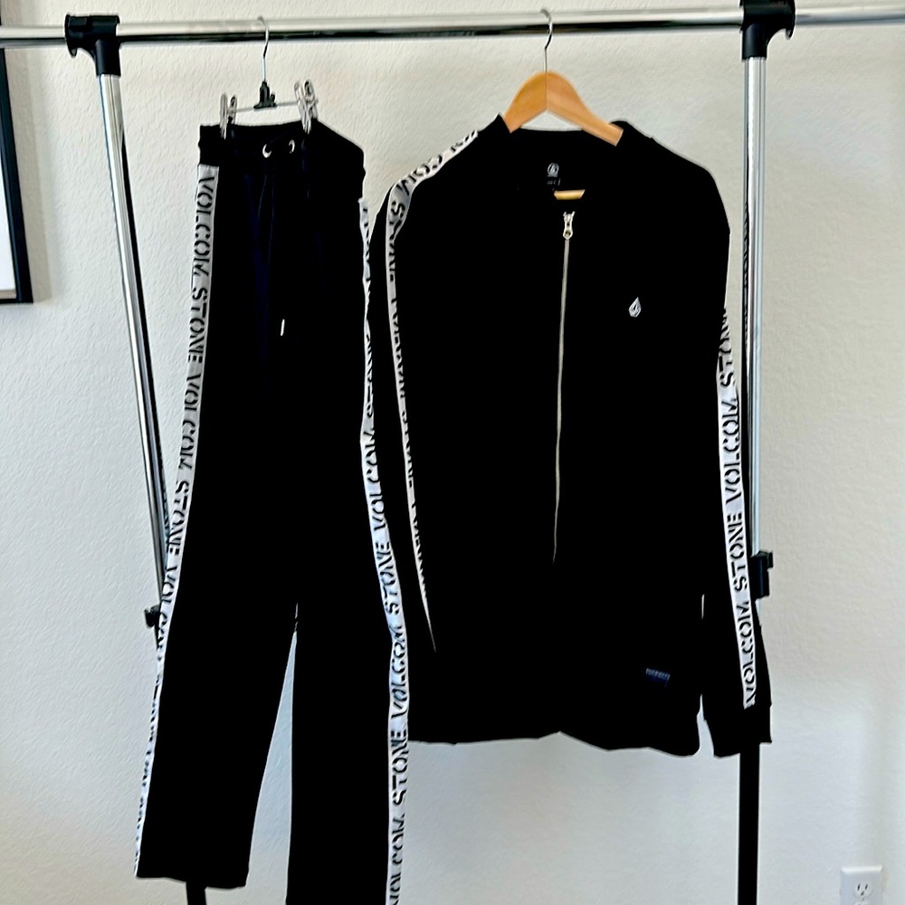 Men’s Volcom track suit